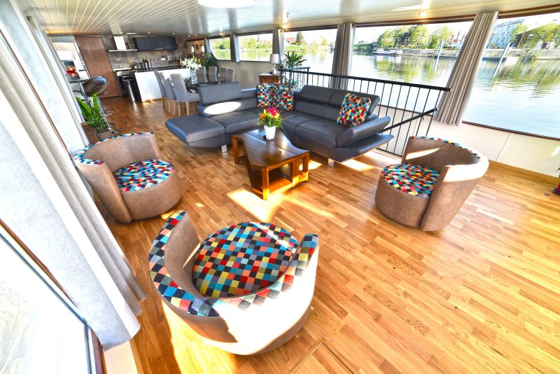 La moderna y luminosa sala de estar de la barcaza "Finesse", con sus grandes ventanales, una mesa de comedor para 8 comensales y una cocina abierta para que pueda disfrutar de ver como su chef prepara las delicias para la cena. CRUCEROS FLUVIALES POR CANALES FINESSE EUROPEAN WATERWAYS CRUCEROS FRANCIA CRUCEROS BORGOÑA BOURGOGNE CRUISES SOUTHERN BURGUNDY CRUISES CANAL DE LA BORGOÑA CRUCEROS CRUCEROS DE LUJO CHARTER CRUCEROS CHARTER BARCAZAS PENICHE CRUISES CROISIERE BORGOGNE #Finesse #EuropeanWaterways #CruiseBarge #BargeCruises #HotelBarge #Barcazas #Crucerosdelujo #CrucerosFrancia #CrucerosCanales #FinesseCroisieres #FinesseCruises #CrucerosPrivados #AlquilerBarcos #Charter #Crucerosenfamilia #CrucerosenGrupo #CrucerosEuropa #EuropeanCruises